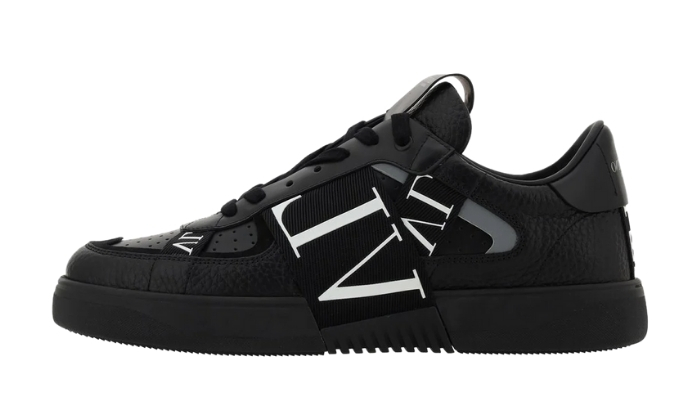 Sneakers stringate a punta tonda nere Sneakers stringate a punta tonda nere